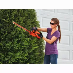 BLACK+DECKER 18 in. 20V MAX Lithium-Ion Cordless Hedge Trimmer with (1) 1.5Ah Battery & Charger Included