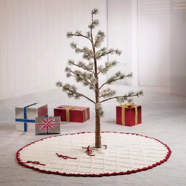 Glitzhome 52 in. D Knitted Polyester White Christmas Tree Skirt with Red Trim and Pompom