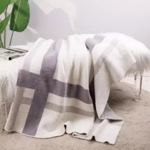 Glitzhome 60 in. L x 50 in. W, 1050g Knitted Polyester Geometric Pattern Feather Yarn Throw Blanket